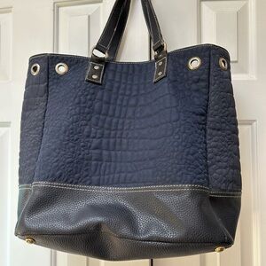 Huge satchel weekender gym/pool bag. Shoulder straps. Footed feet. Quilted patrn
